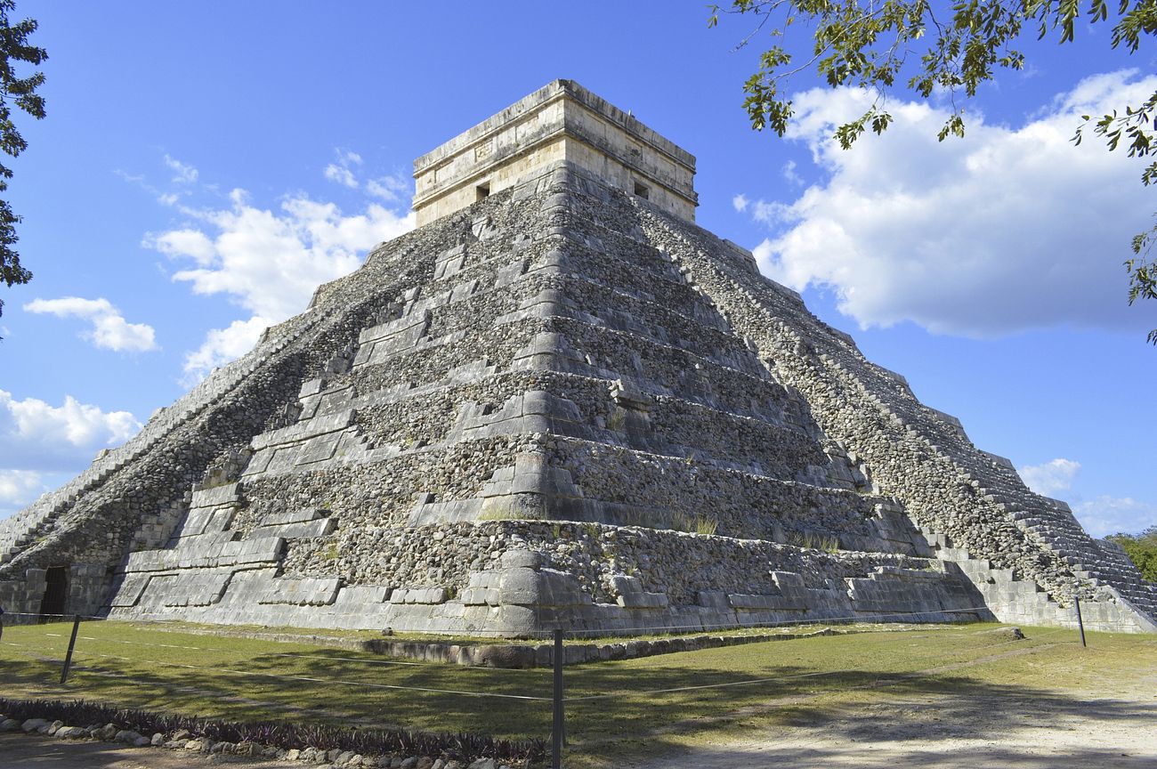 El Castillo maya temple architecture